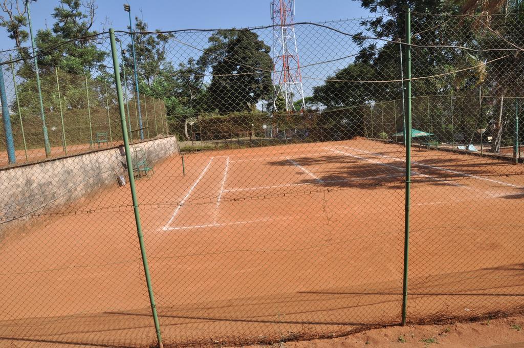 Shangri-La Hotel Uganda カンパラ エクステリア 写真