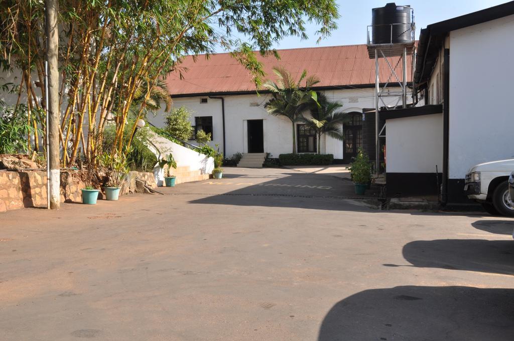 Shangri-La Hotel Uganda カンパラ エクステリア 写真